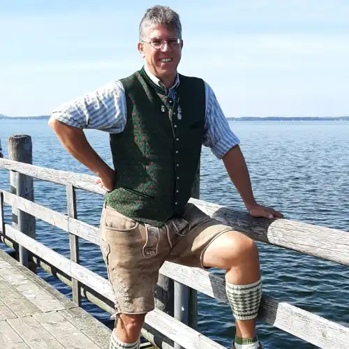 "Hans Albrecht, Leiter der Steuerkanzlei Hans Albrecht in München, steht für unternehmensorientierte Steuerberatung und steuerliche Belange. Seine Kanzlei bietet fachkompetente Unterstützung bei Steuerrecht, Existenzgründung und steuerlichen Herausforderungen – ideal für Unternehmer, die langfristige und professionelle Steuerlösungen suchen.