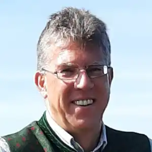 "Portrait von Hans Albrecht, Inhaber der Steuerkanzlei Hans Albrecht in München. Er bietet professionelle Steuerberatung und steuerrechtliche Expertise für Unternehmen und Einzelunternehmer. Mit umfassendem Fachwissen im Steuerrecht München unterstützt er bei Existenzgründungen, steuerlichen Problemfeldern und langfristiger steuerlicher Betreuung.